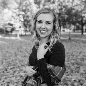 Meet your Posher, Claudia